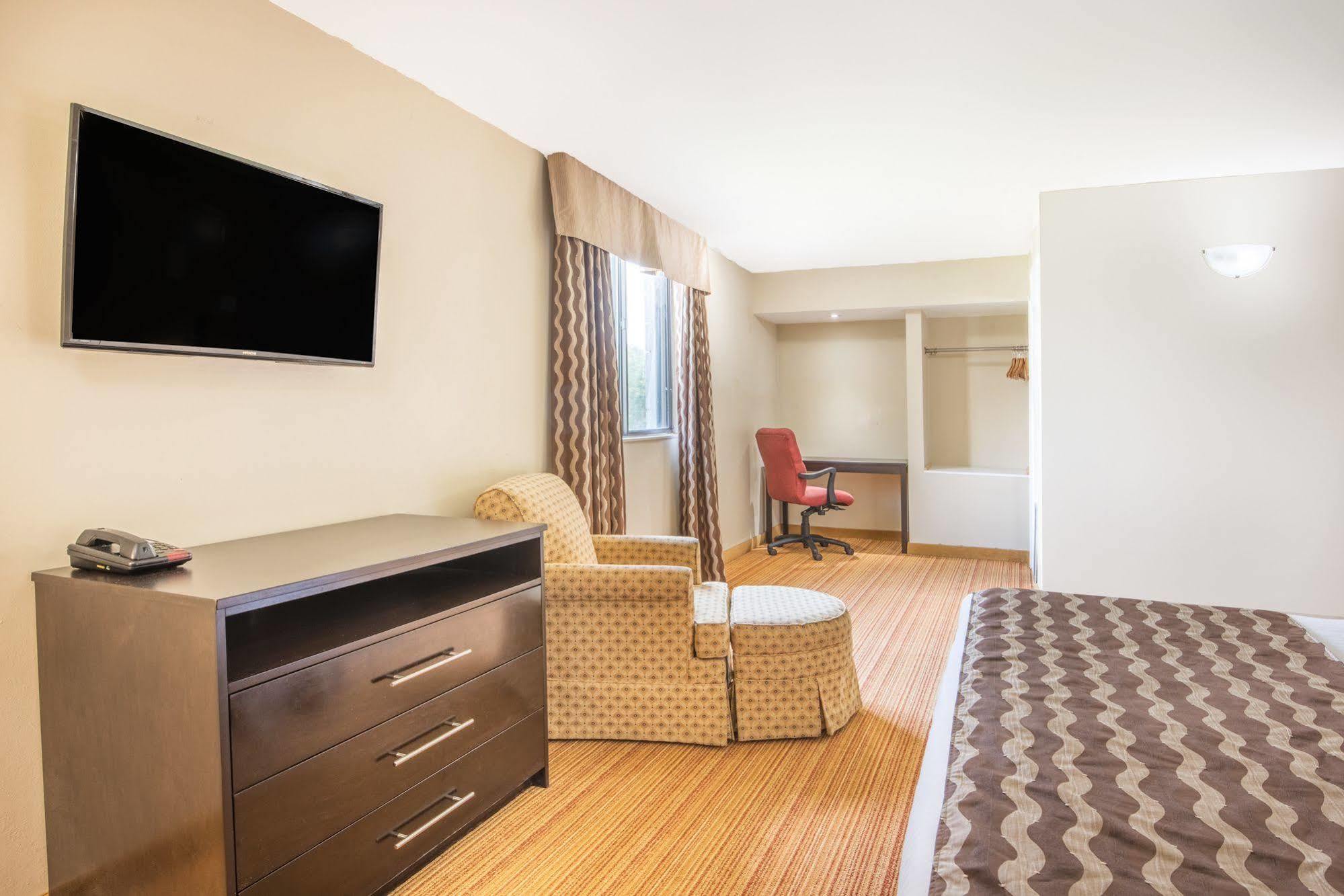 Red Maple Inn And Suites Huntsville Exterior foto